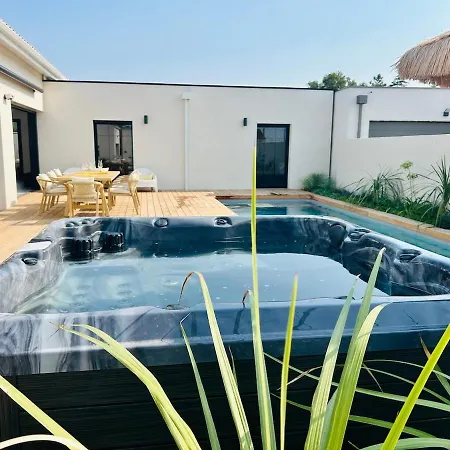 L'élégance, Et Piscine Privés Villa Rochefort